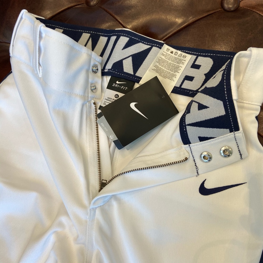 Nike - Picture 4 of 6